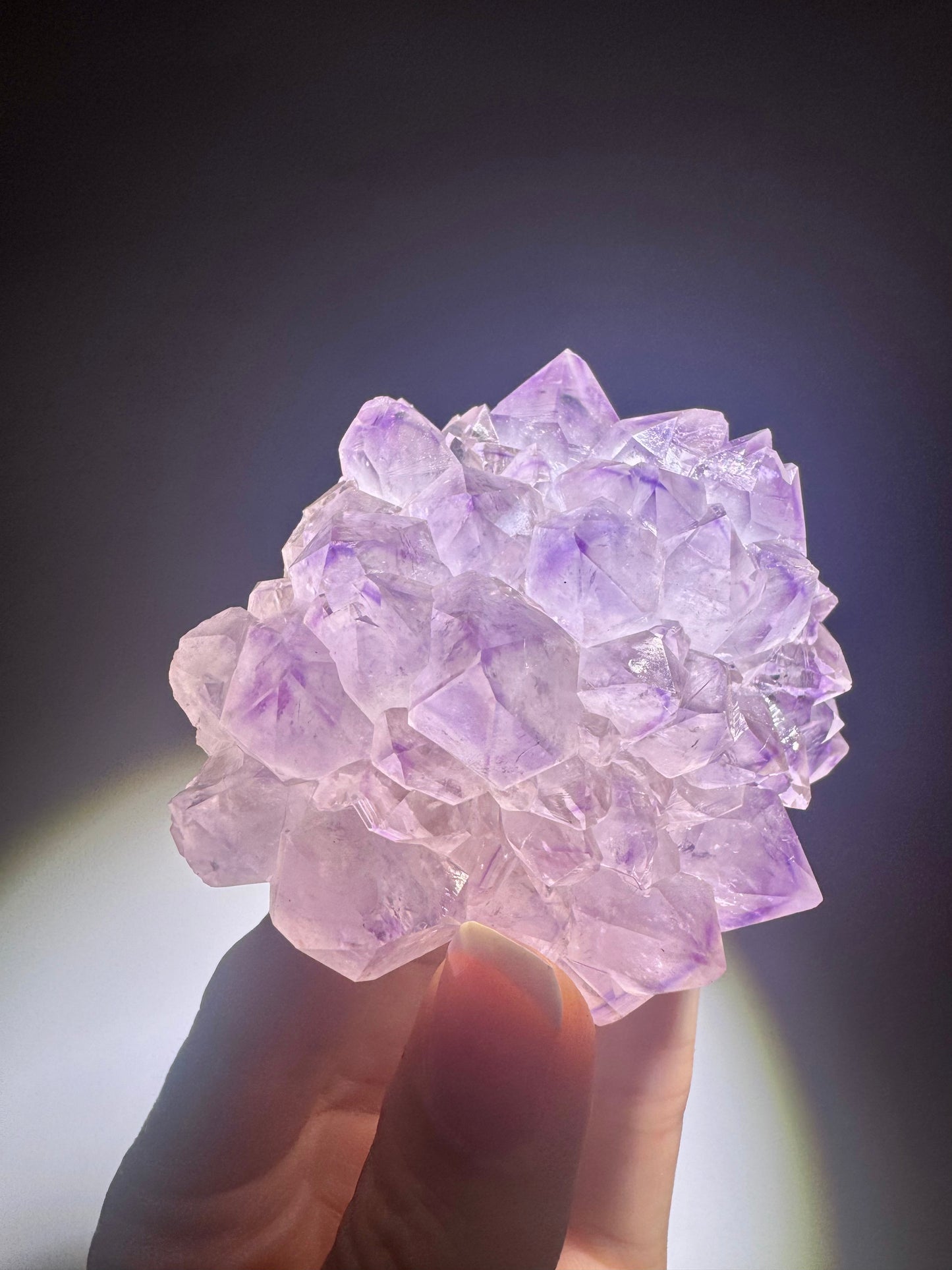 Hochwertiger Amethyst Stalaktit – Naturkristall auf goldenem Ständer