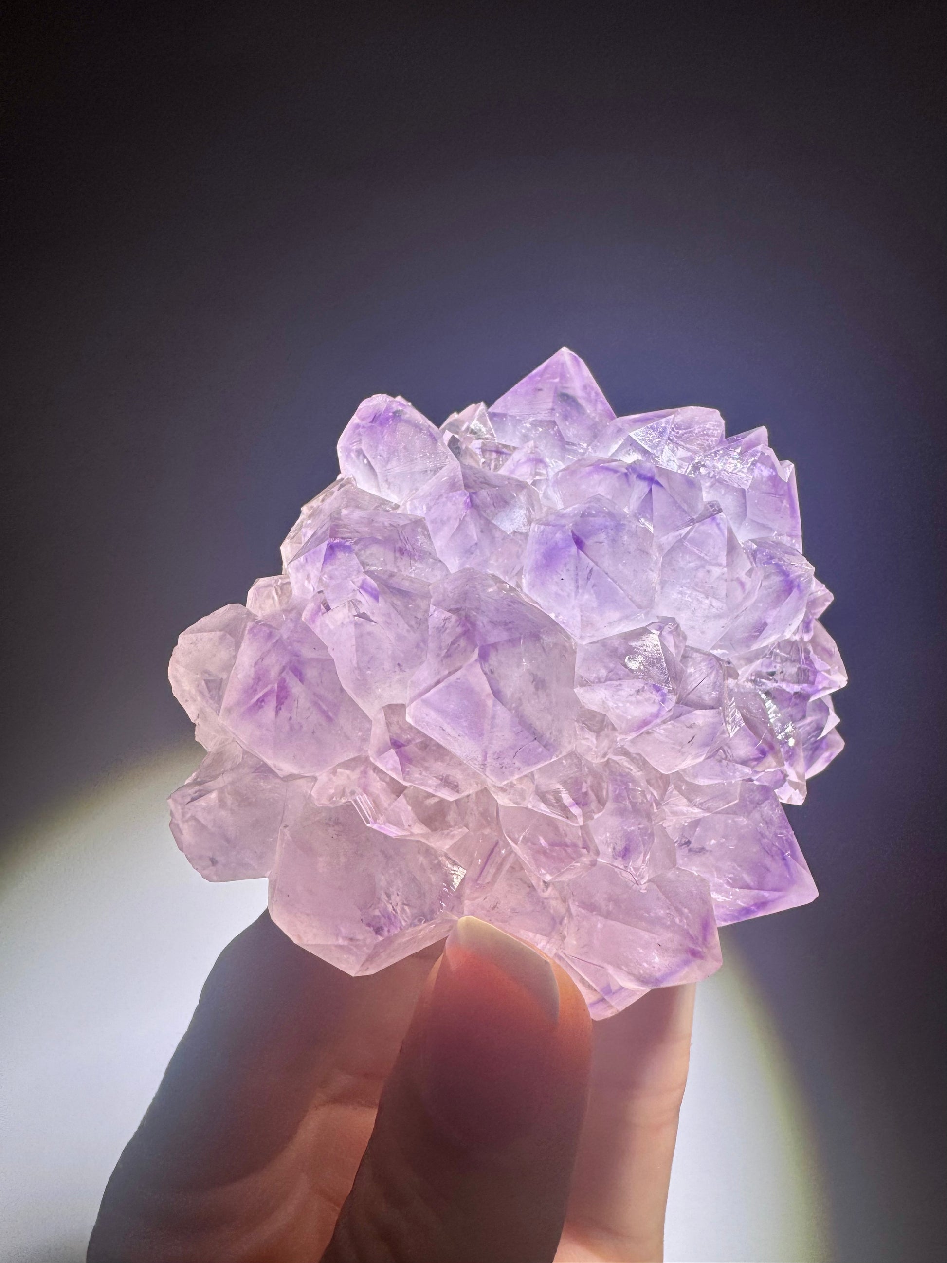 Hochwertiger Amethyst Stalaktit – Naturkristall auf goldenem Ständer