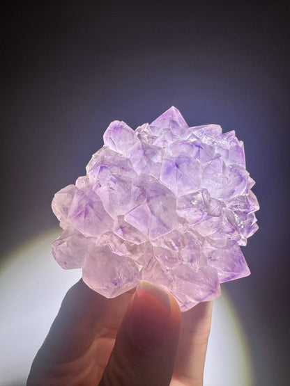 Hochwertiger Amethyst Stalaktit – Naturkristall auf goldenem Ständer