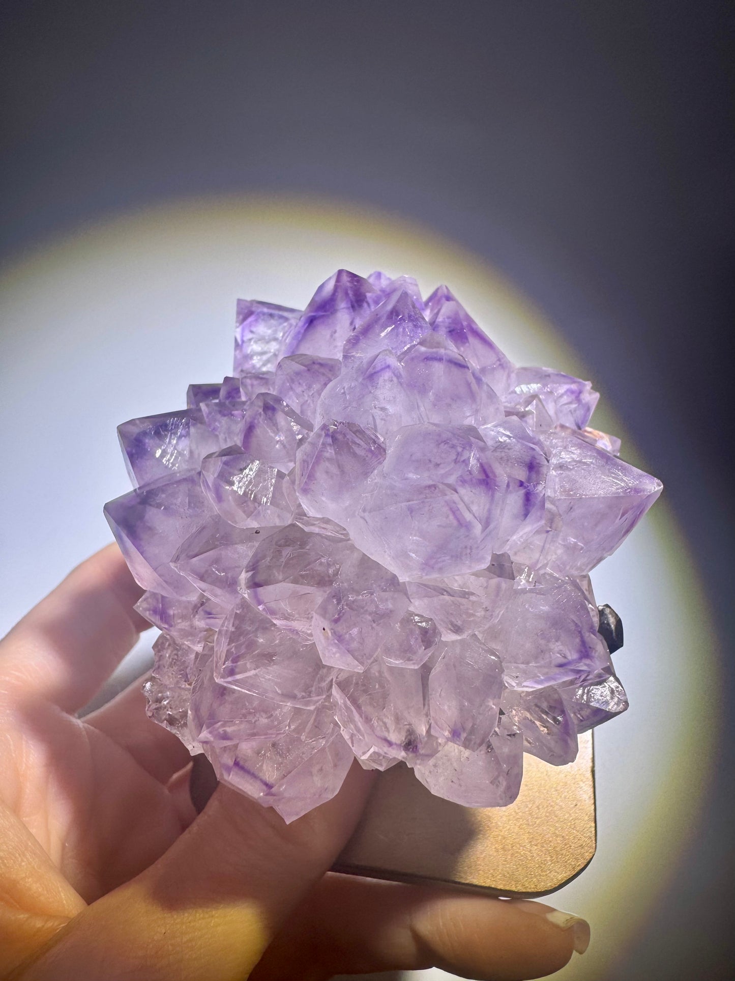 Hochwertiger Amethyst Stalaktit – Naturkristall auf goldenem Ständer