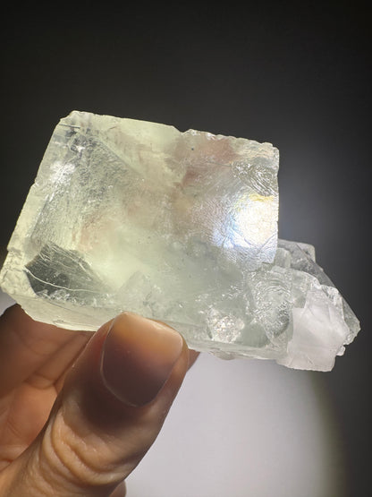 Hochwertiger Glasfluorit mit feiner Lichtbrechung – 153 g