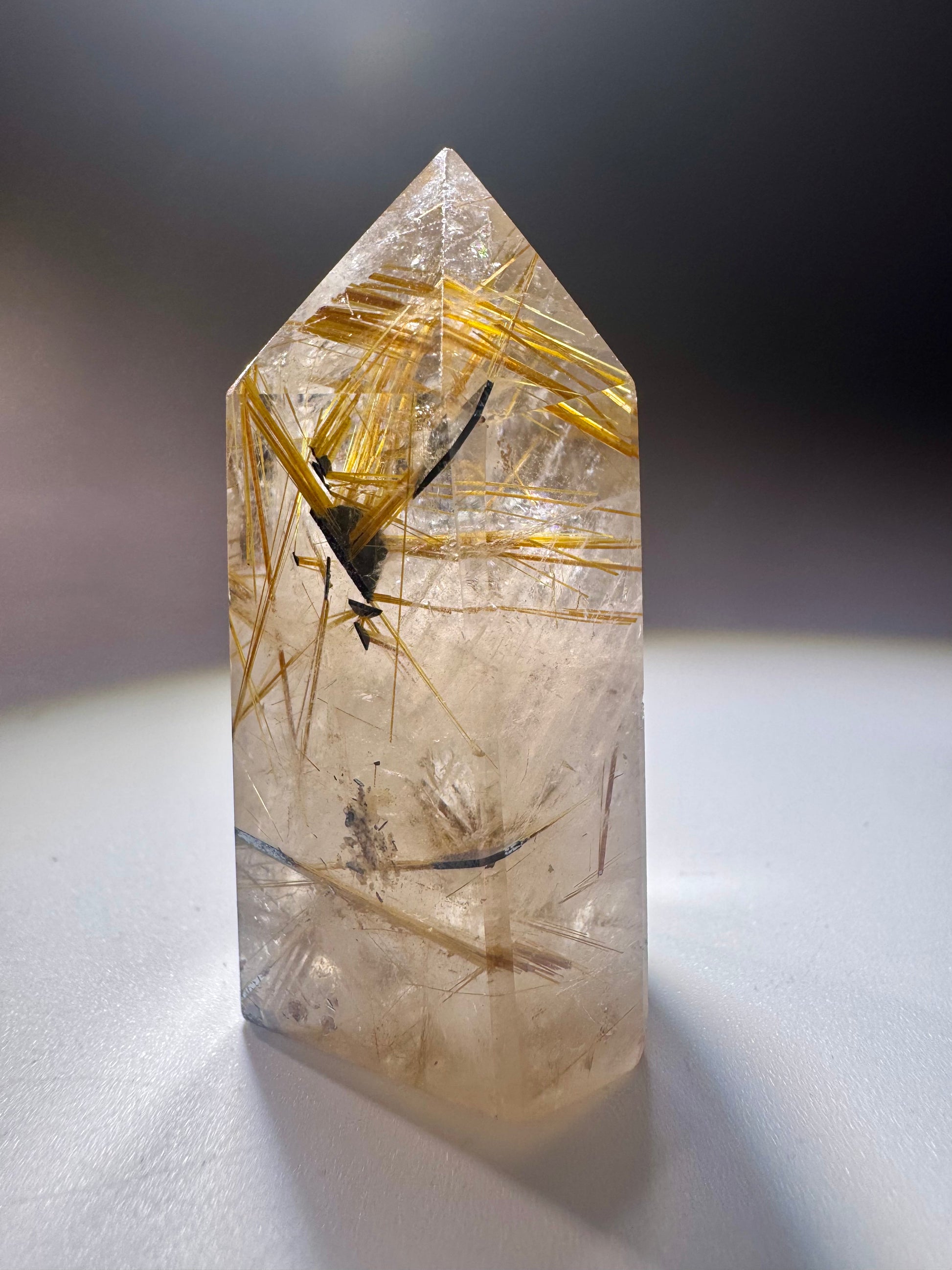 Hochwertiger Goldrutil Quarz mit Nadeln – handverlesene Qualität aus Brasilien, Museumsstück