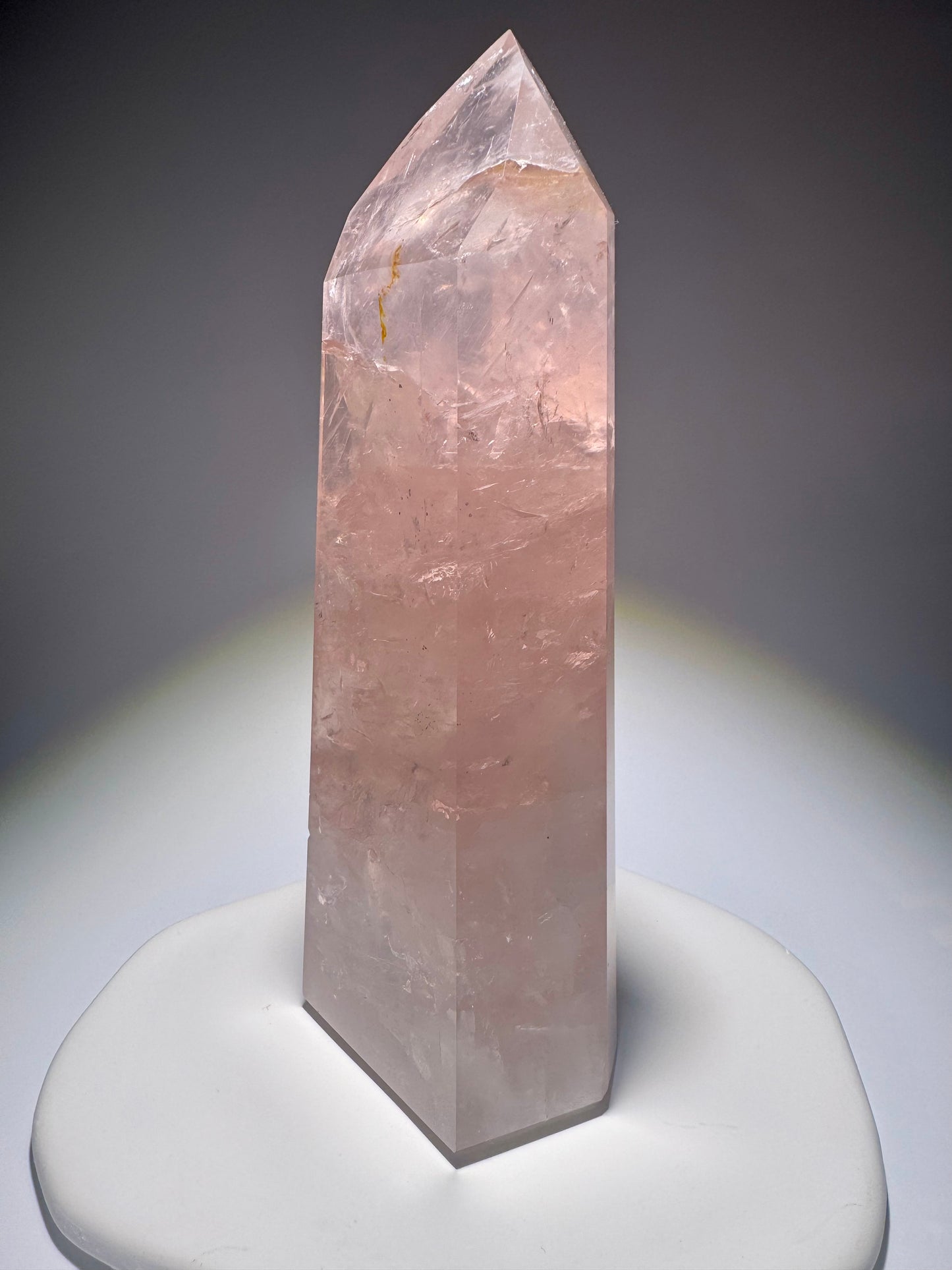 Hochwertiger Rosenquarz Kristall in zartem Rosa 618 g