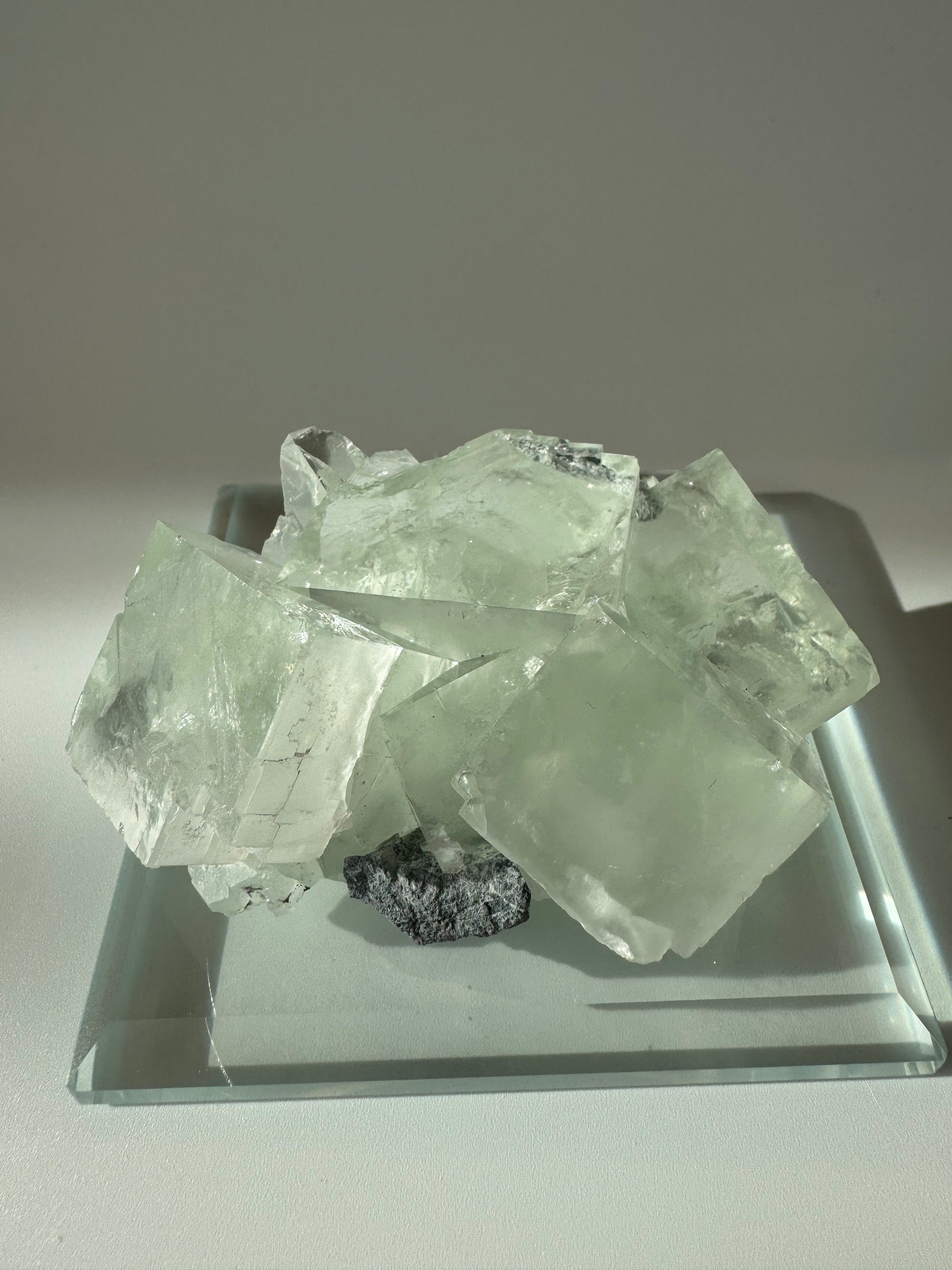 Hochwertiger mintgrüner Fluorit Kristall – 6.75 cm