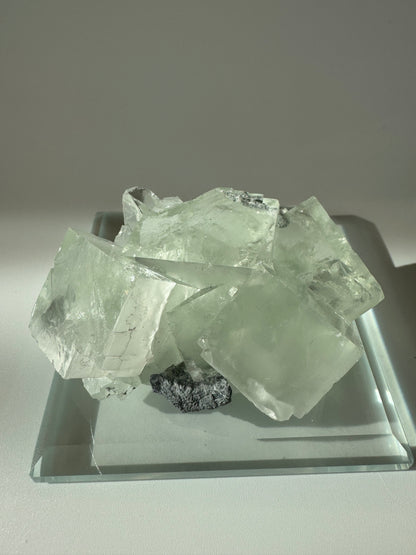 Hochwertiger mintgrüner Fluorit Kristall – 6.75 cm
