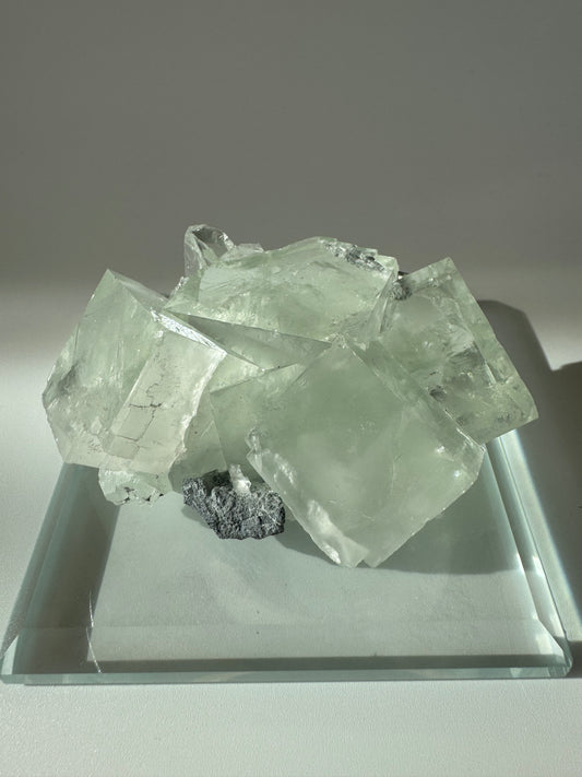 Hochwertiger mintgrüner Fluorit Kristall – 6.75 cm