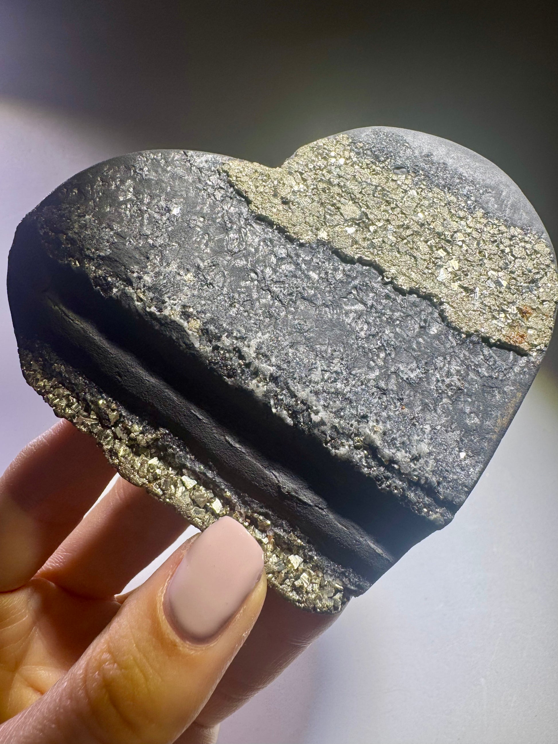 Hochwertiges Schungit Herz mit Pyrit Kristallen – 9.5 cm, 266 g, Brasilien, harmonisierender Schutz