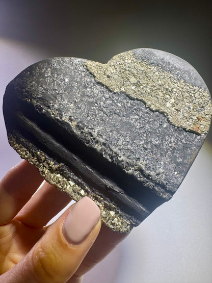 Hochwertiges Schungit Herz mit Pyrit Kristallen – 9.5 cm, 266 g, Brasilien, harmonisierender Schutz