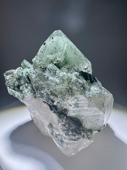 Himalaya Kristallquarz mit Chlorit-Phantom – 9 x 7.5 cm, 384 g – Museumsstück