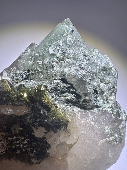 Himalaya Kristallquarz mit Chlorit-Phantom – 9 x 7.5 cm, 384 g – Museumsstück