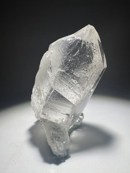 Himalaya Kristall / Quarz mit Chlorit an der Basis – freistehende Kristallspitze