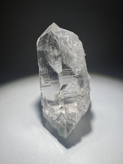 Himalaya Kristall / Quarz mit Chlorit an der Basis – freistehende Kristallspitze