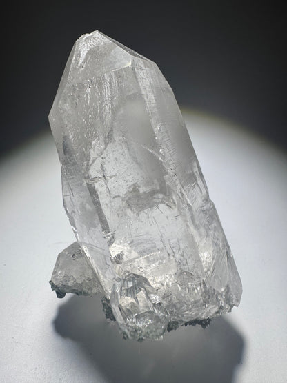 Himalaya Kristall / Quarz mit Chlorit an der Basis – freistehende Kristallspitze