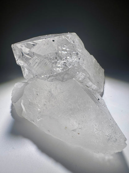 Himalaya-Quarz mit feinen Hämatit-Einschlüssen & Regenbogen Grösse: 11 cm | Gewicht: 360 g