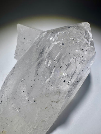 Himalaya-Quarz mit feinen Hämatit-Einschlüssen & Regenbogen Grösse: 11 cm | Gewicht: 360 g
