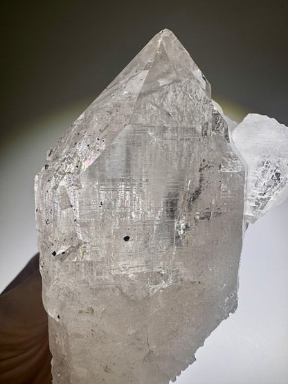 Himalaya-Quarz mit feinen Hämatit-Einschlüssen & Regenbogen Grösse: 11 cm | Gewicht: 360 g