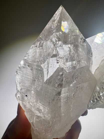 Himalaya-Quarz mit feinen Hämatit-Einschlüssen & Regenbogen Grösse: 11 cm | Gewicht: 360 g
