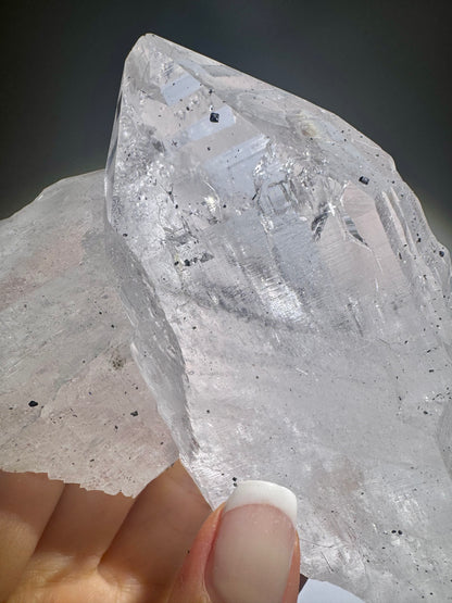 Himalaya-Quarz mit feinen Hämatit-Einschlüssen & Regenbogen Grösse: 11 cm | Gewicht: 360 g