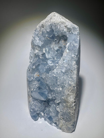 Himmelblaue Celestin-Stufe 17.5 cm mit klaren Spitzen aus Madagaskar – 1.72kg