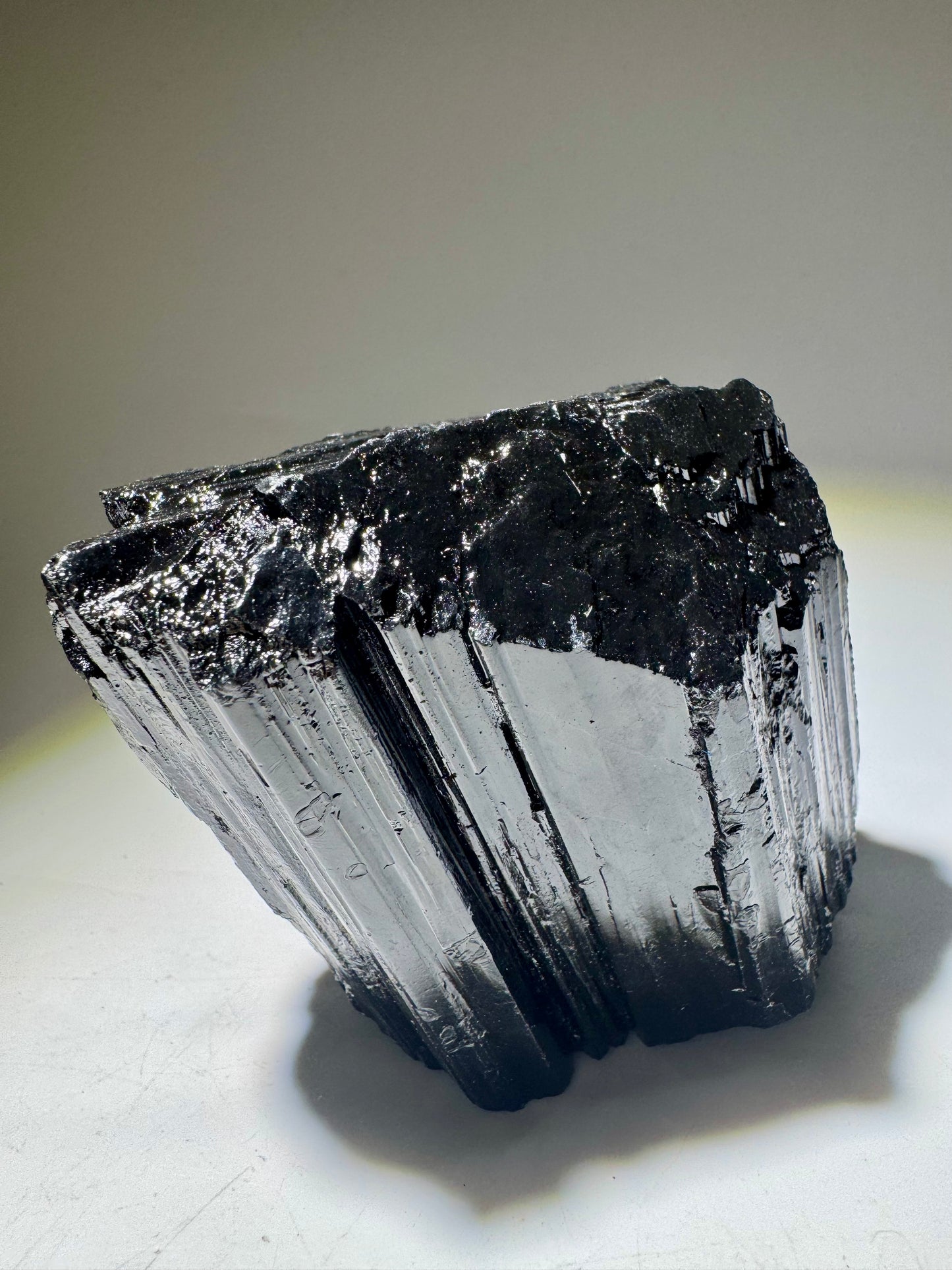 Schwarzer Turmalin Rohstein – Natürlicher Schutz & starke Erdenergie 🖤 | 715 g