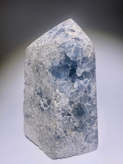 Celestin Spitze 13 cm – hellblauer Edelstein mit extra klaren Kristallen aus Madagaskar in Premiumqualität