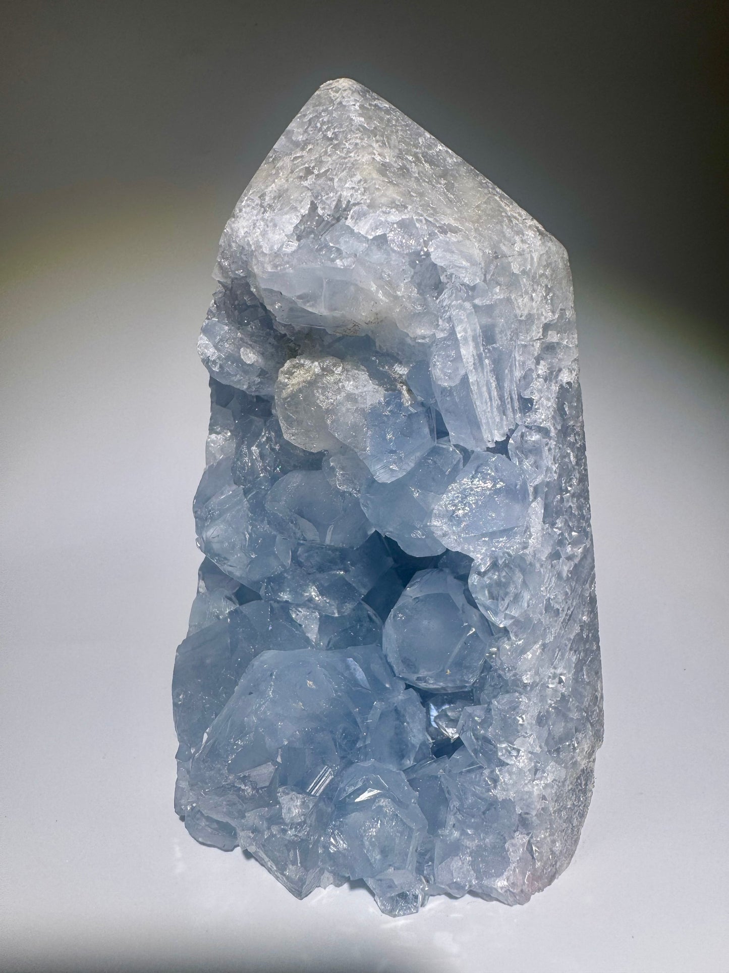Celestin Kristallspitze 13.5 cm – seltener Edelstein mit leuchtend hellblauen Kristallen
