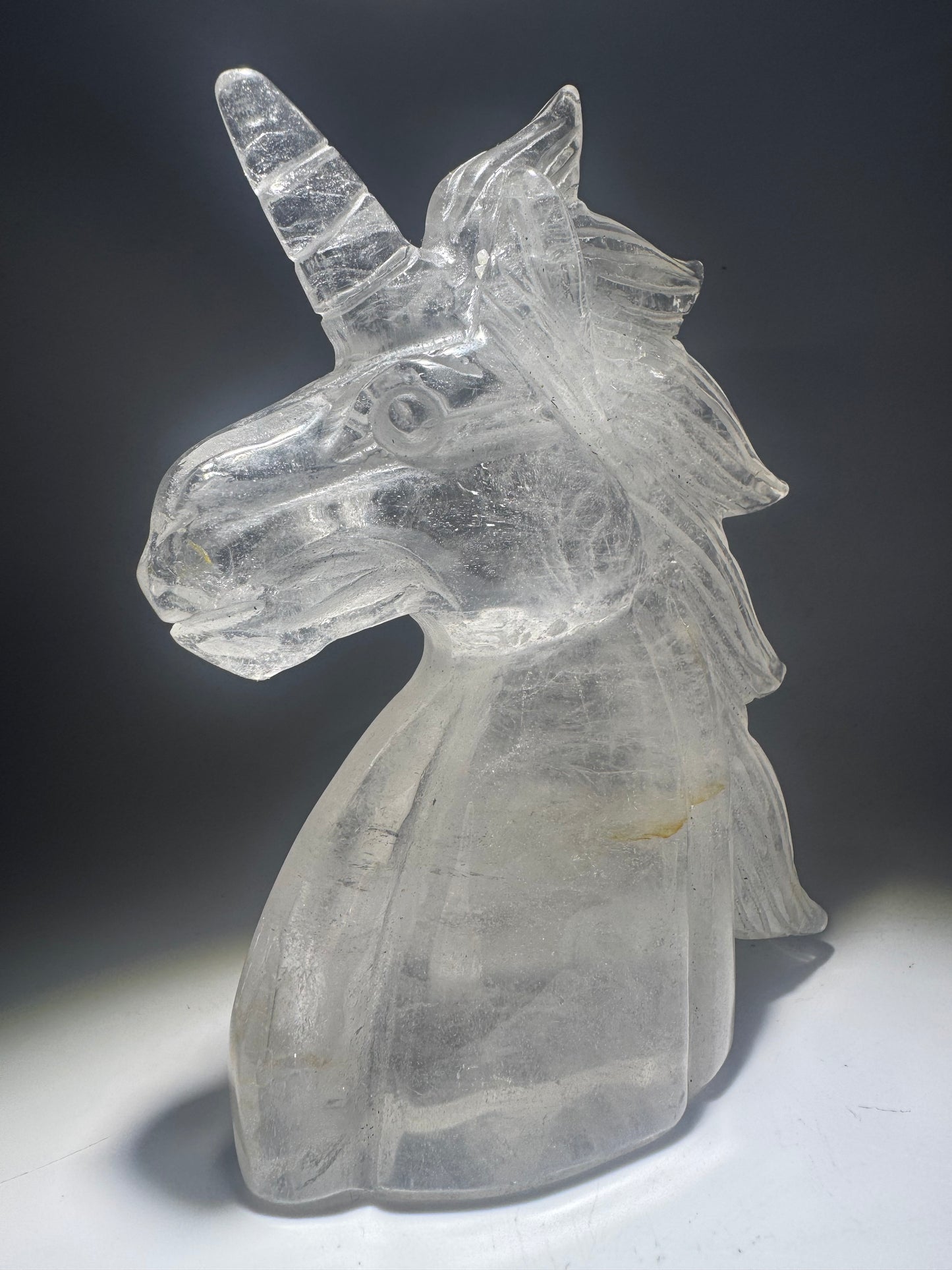 Licorne en cristal de roche faite main 420 g – 13,5 cm I clarté rare