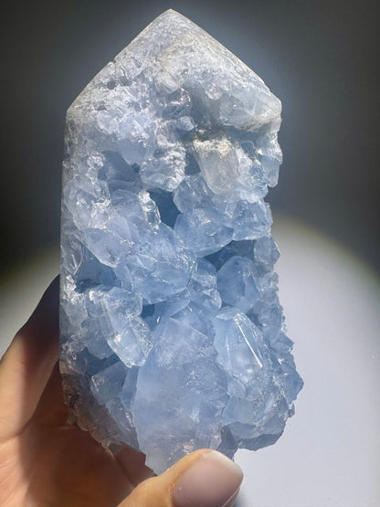 Celestin Kristallspitze 13.5 cm – seltener Edelstein mit leuchtend hellblauen Kristallen
