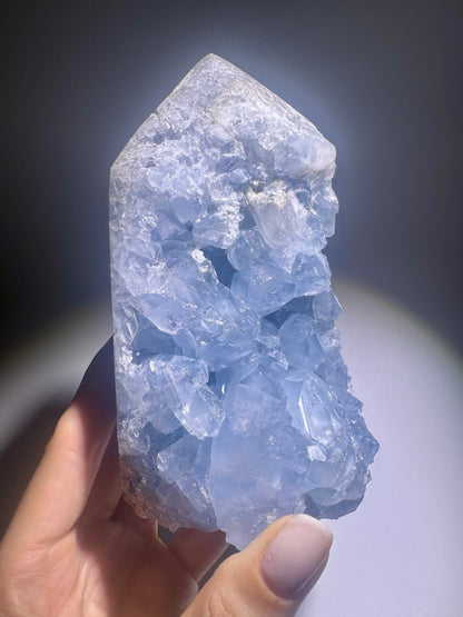 Celestin Kristallspitze 13.5 cm – seltener Edelstein mit leuchtend hellblauen Kristallen
