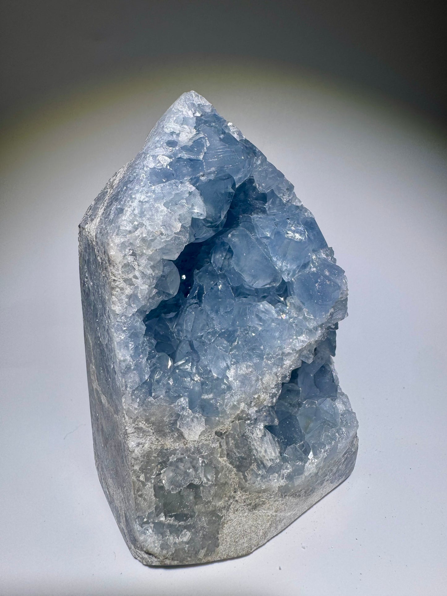 Celestin Kristallspitze 11 cm – seltener Edelstein mit leuchtend hellblauen Kristallen