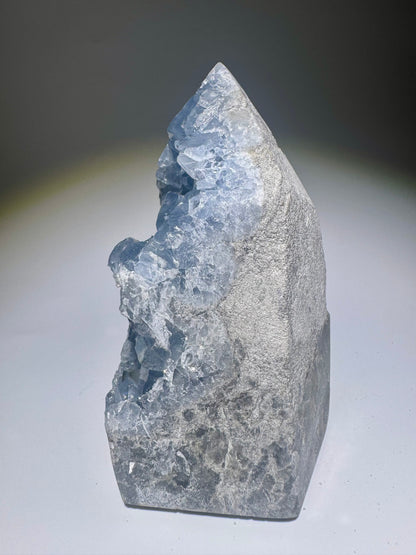 Celestin Kristallspitze 11 cm – seltener Edelstein mit leuchtend hellblauen Kristallen
