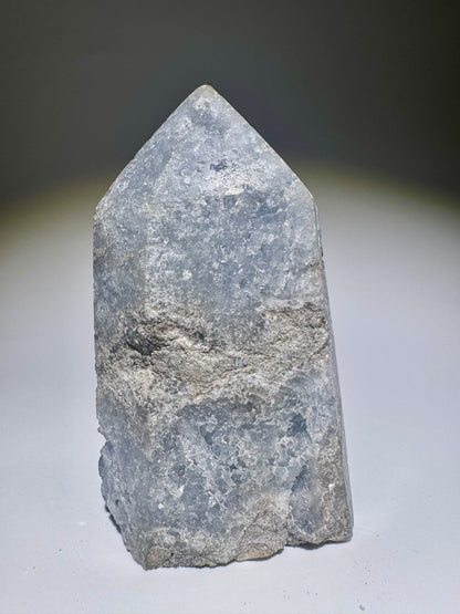 Celestin Kristall 7.5 cm – hellblauer Edelstein aus Madagaskar in Premiumqualität