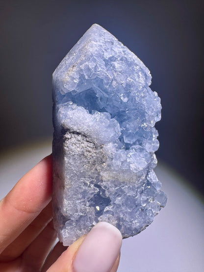 Celestin Kristall 7.5 cm – hellblauer Edelstein aus Madagaskar in Premiumqualität