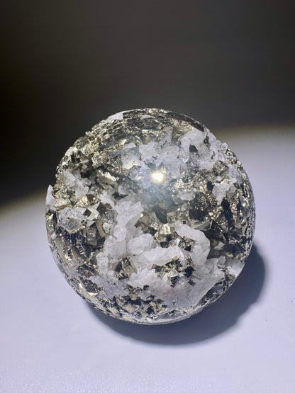 Goldene Pyrit-Kugel mit Quarz – 6 cm, 311 g – Funkelndes Einzelstück aus Peru mit starker Energie ✨