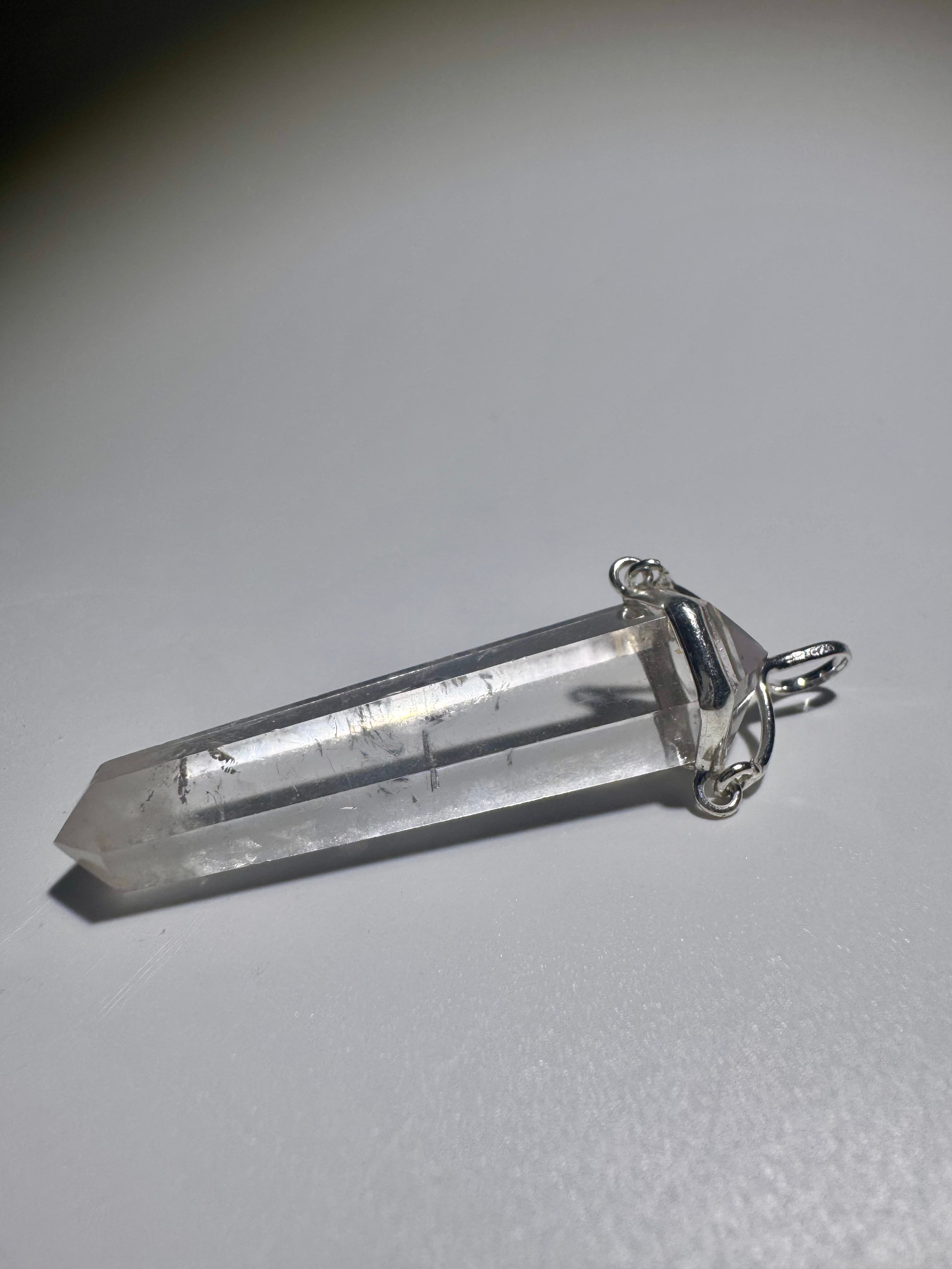 Bergkristall Anhänger 5,3 cm – klare Kristallspitze mit Einschlüssen in 925 Silber