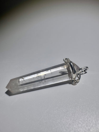 Bergkristall Anhänger 5,3 cm – klare Kristallspitze mit Einschlüssen in 925 Silber