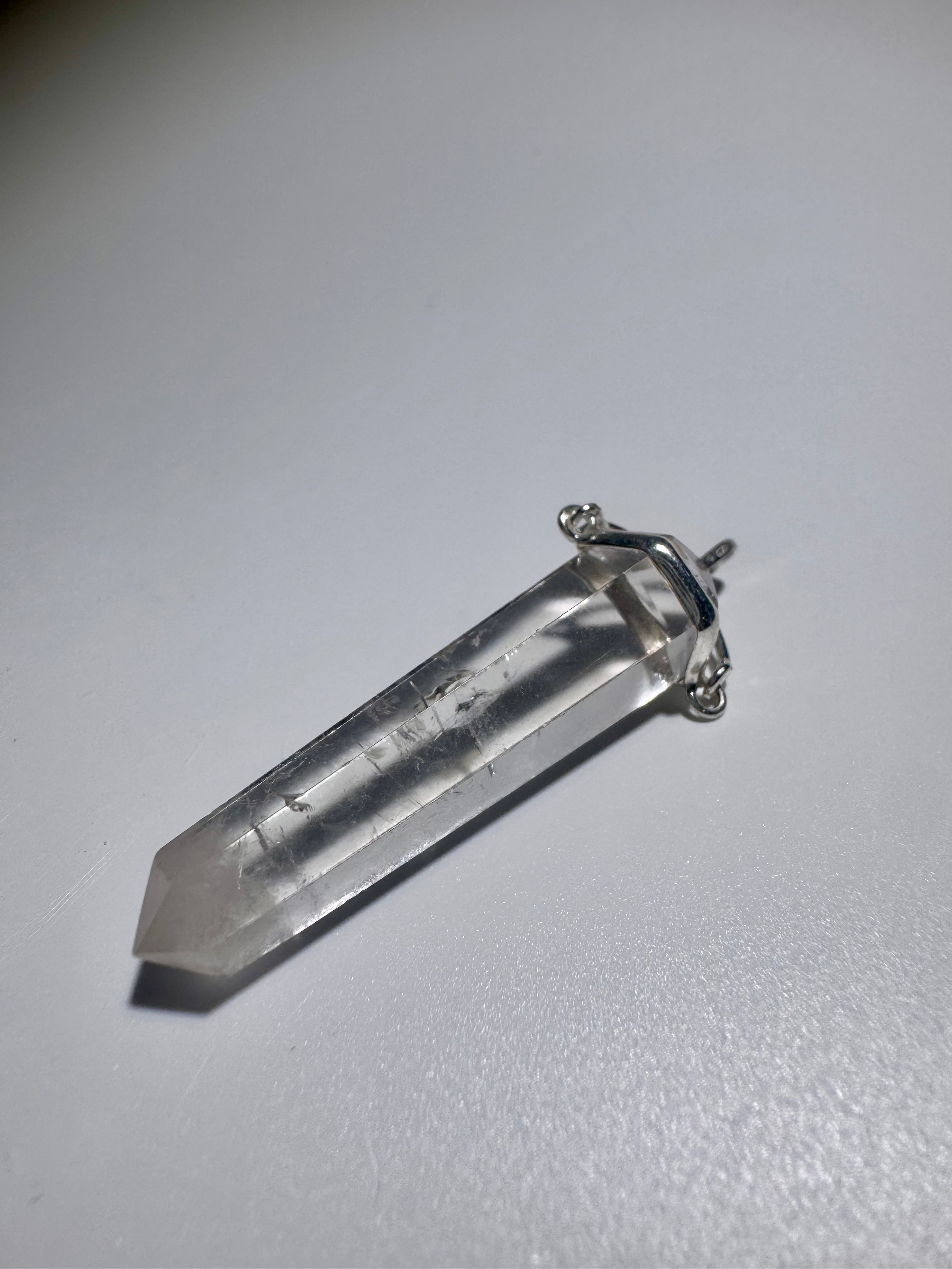 Bergkristall Anhänger 5,3 cm – klare Kristallspitze mit Einschlüssen in 925 Silber
