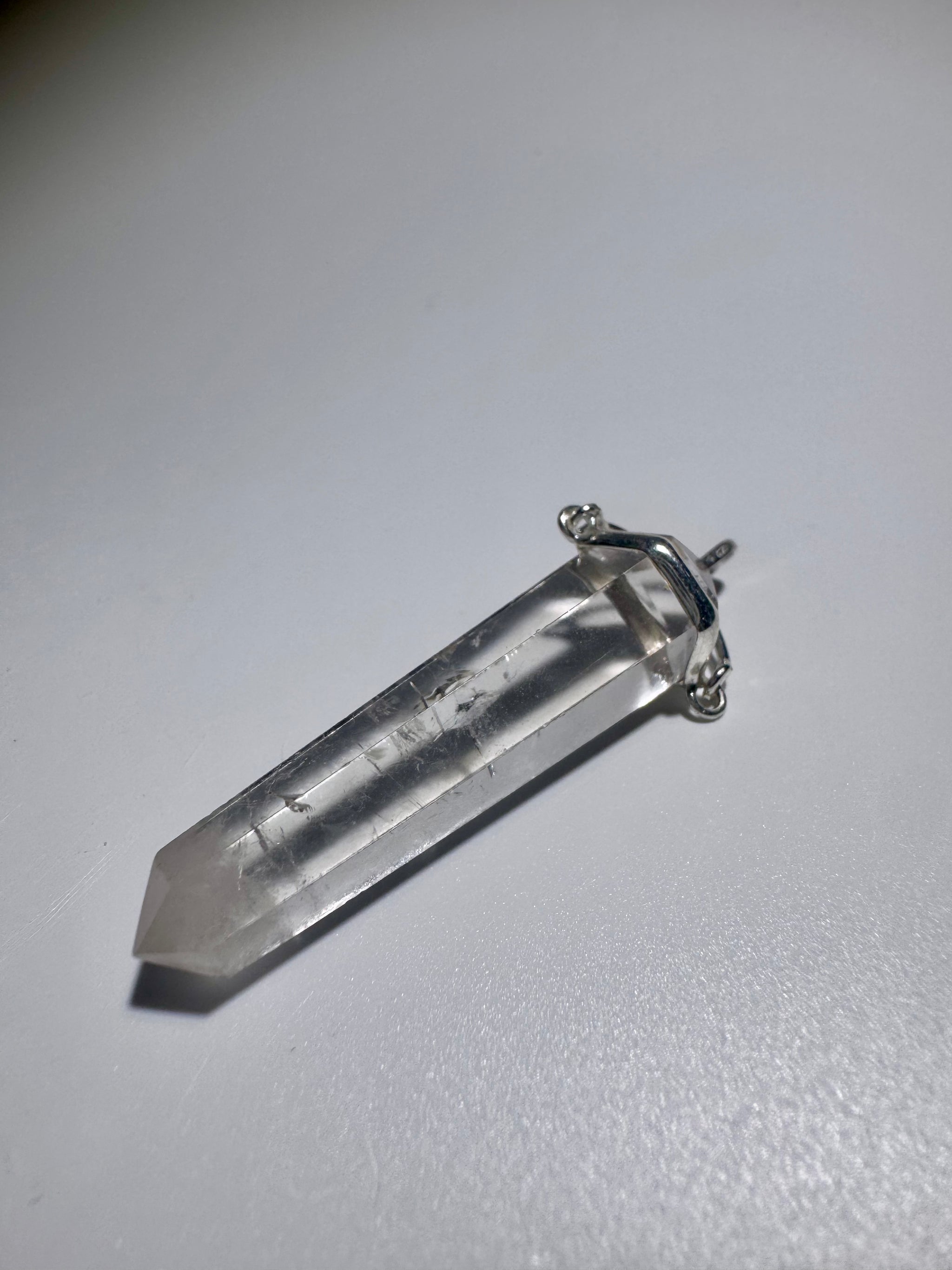 Bergkristall Anhänger 5,3 cm – klare Kristallspitze mit Einschlüssen in 925 Silber