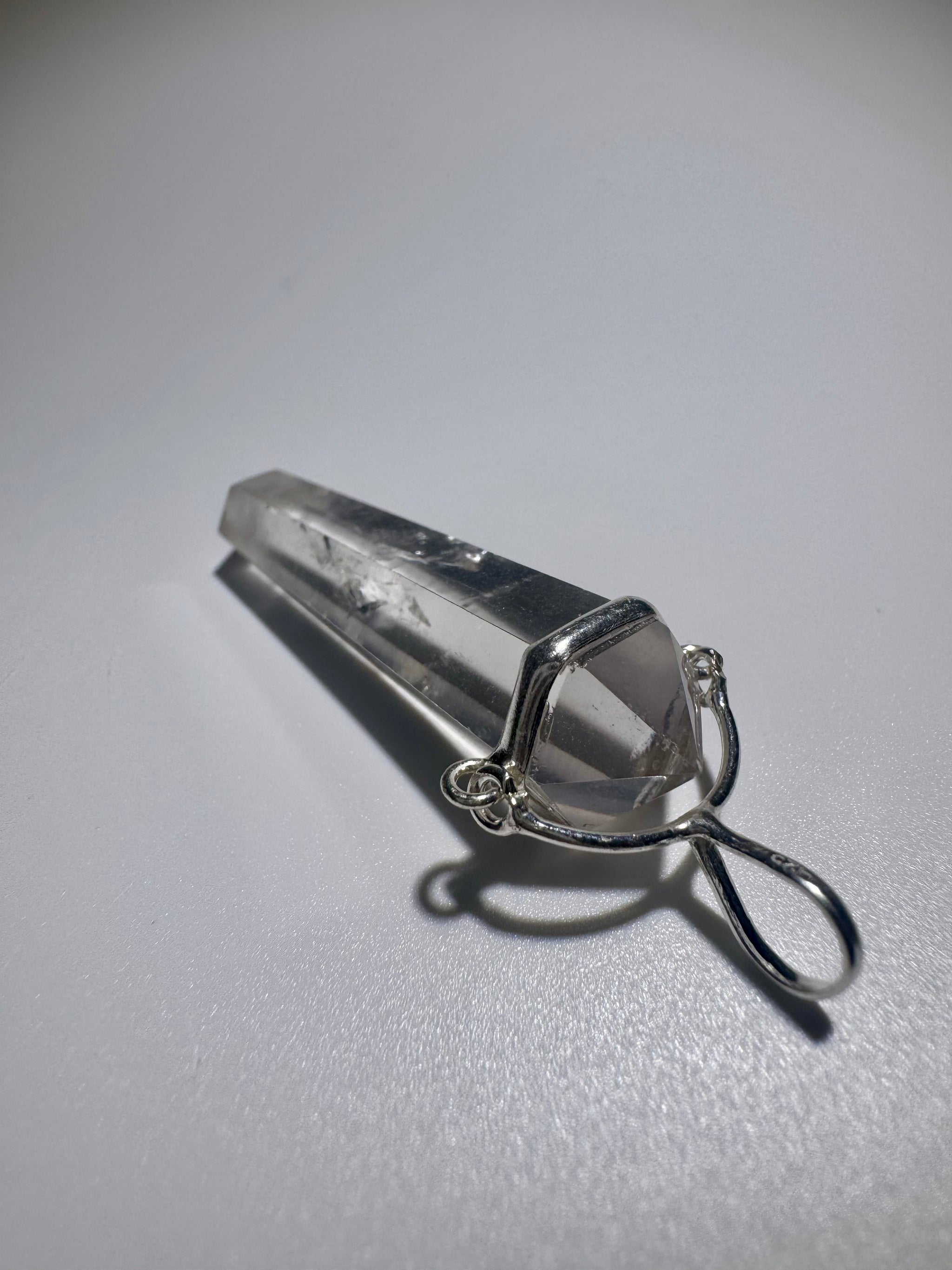 Bergkristall Anhänger 5,3 cm – klare Kristallspitze mit Einschlüssen in 925 Silber