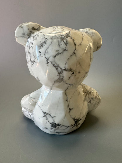 Teddy Bär Skulptur aus Howlite Kristall – 14 cm, 1.6 kg – Einzigartige Edelsteinfigur für Sammler 🐻💎