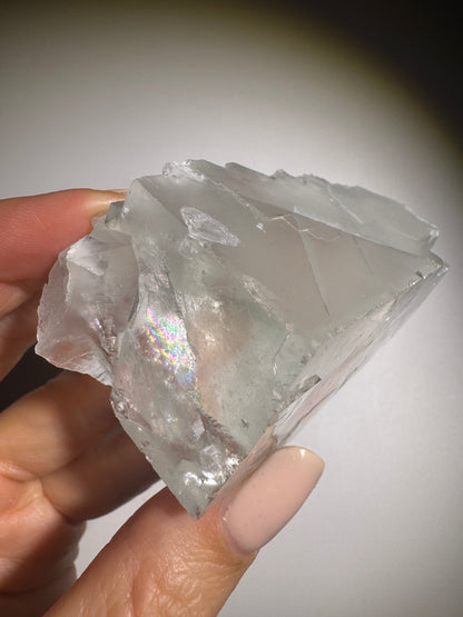 Wunderschöner Glas-Fluorit mit Regenbogen - 6cm, 135g