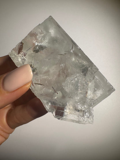 Wunderschöner Glas-Fluorit mit Regenbogen - 6cm, 135g