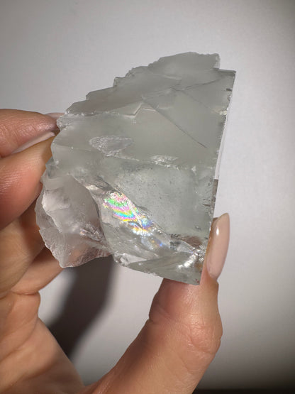 Wunderschöner Glas-Fluorit mit Regenbogen - 6cm, 135g