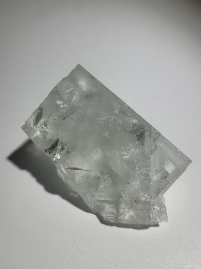 Wunderschöner Glas-Fluorit mit Regenbogen - 6cm, 135g