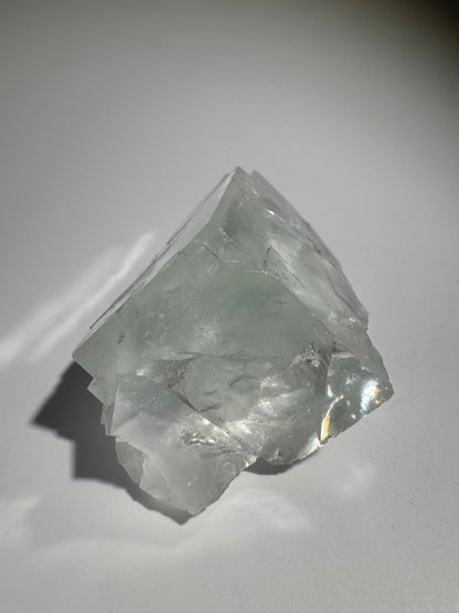 Wunderschöner Glas-Fluorit mit Regenbogen - 6cm, 135g