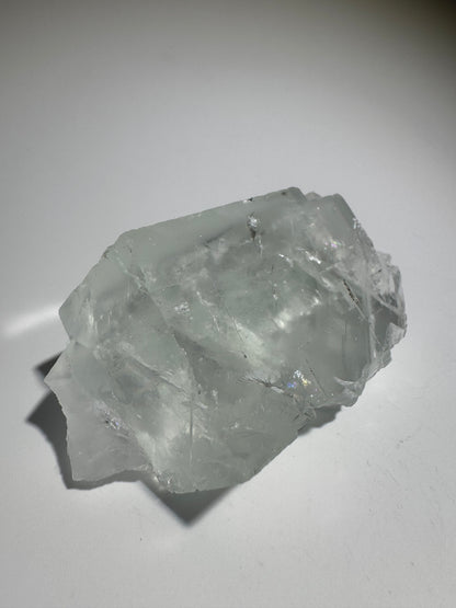 Wunderschöner Glas-Fluorit mit Regenbogen - 6cm, 135g