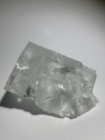 Wunderschöner Glas-Fluorit mit Regenbogen - 6cm, 135g