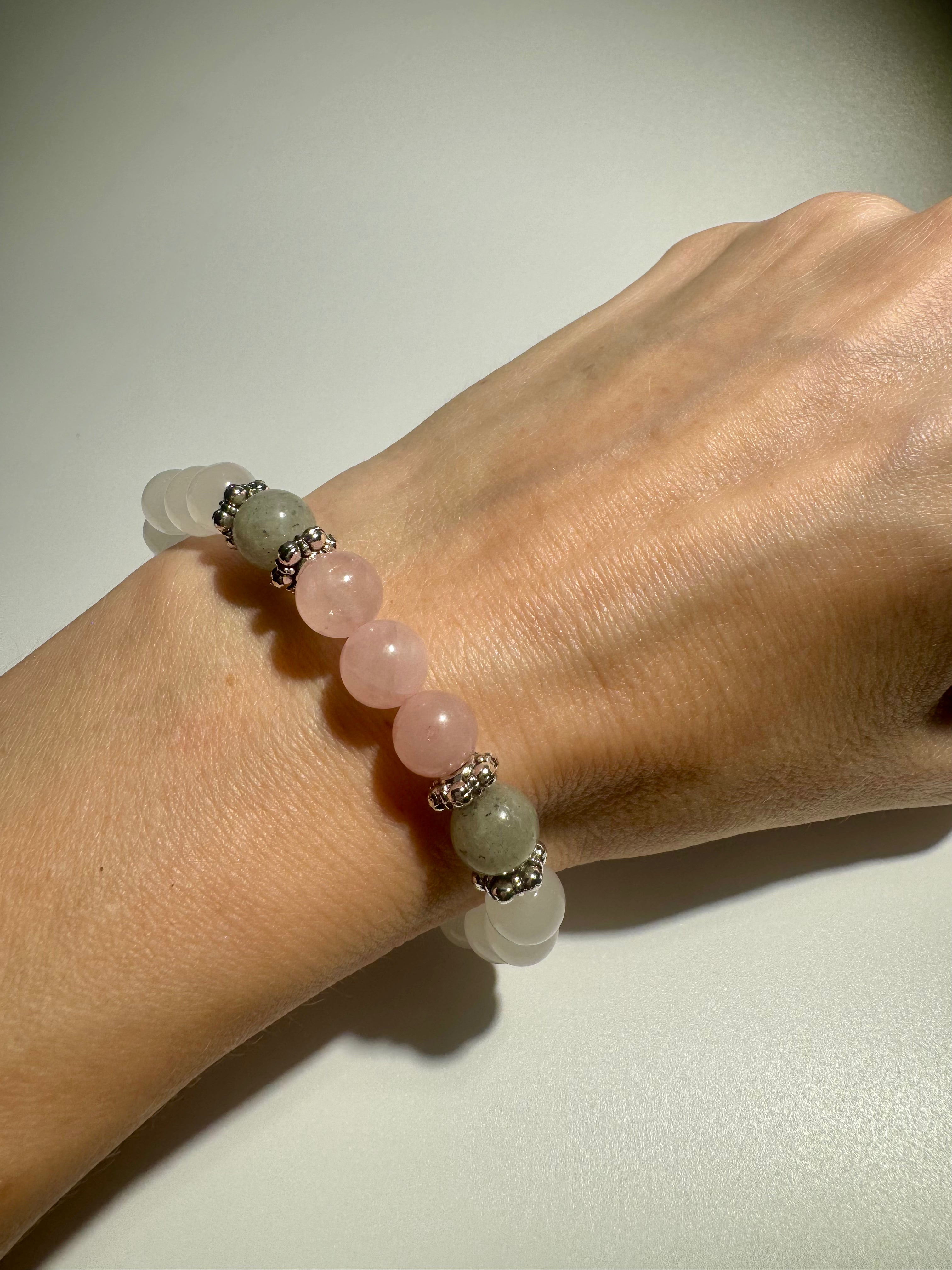 Kristallarmband 19 cm – Mondstein, Rosenquarz & Labradorit für Liebe, Intuition & Schutz 💗🌙🌈