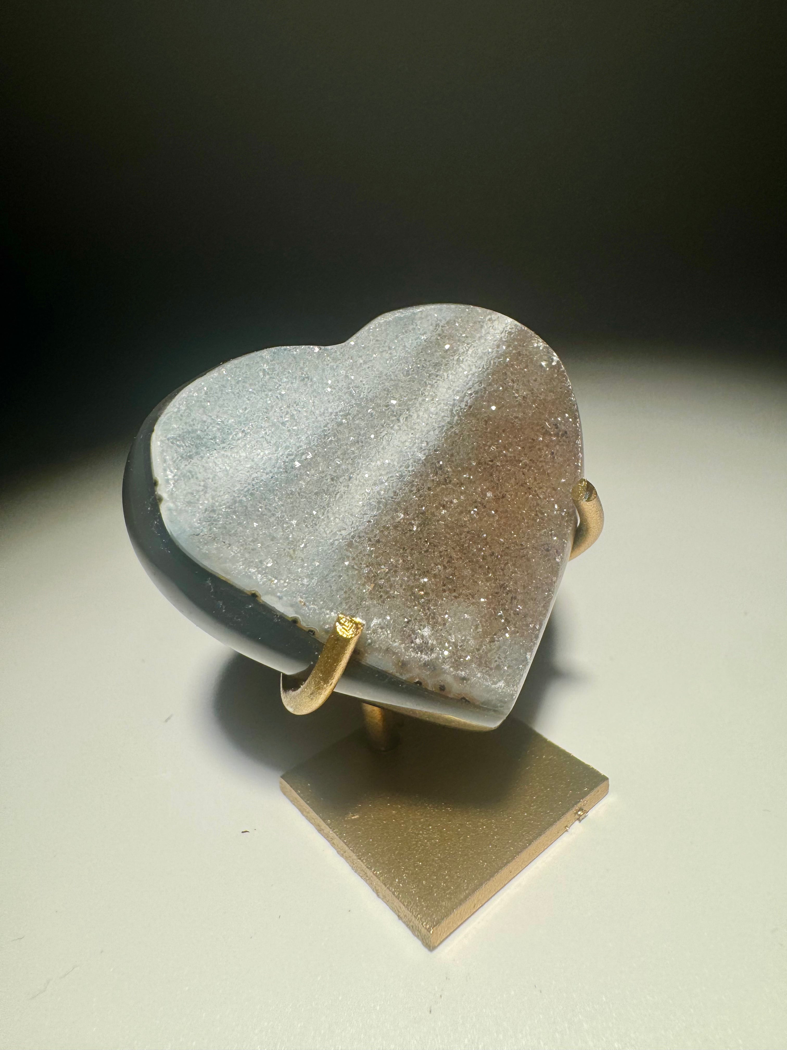 Mini Achat-Herz mit Galaxie-Effekt auf goldenem Ständer – Brasilien Unikat