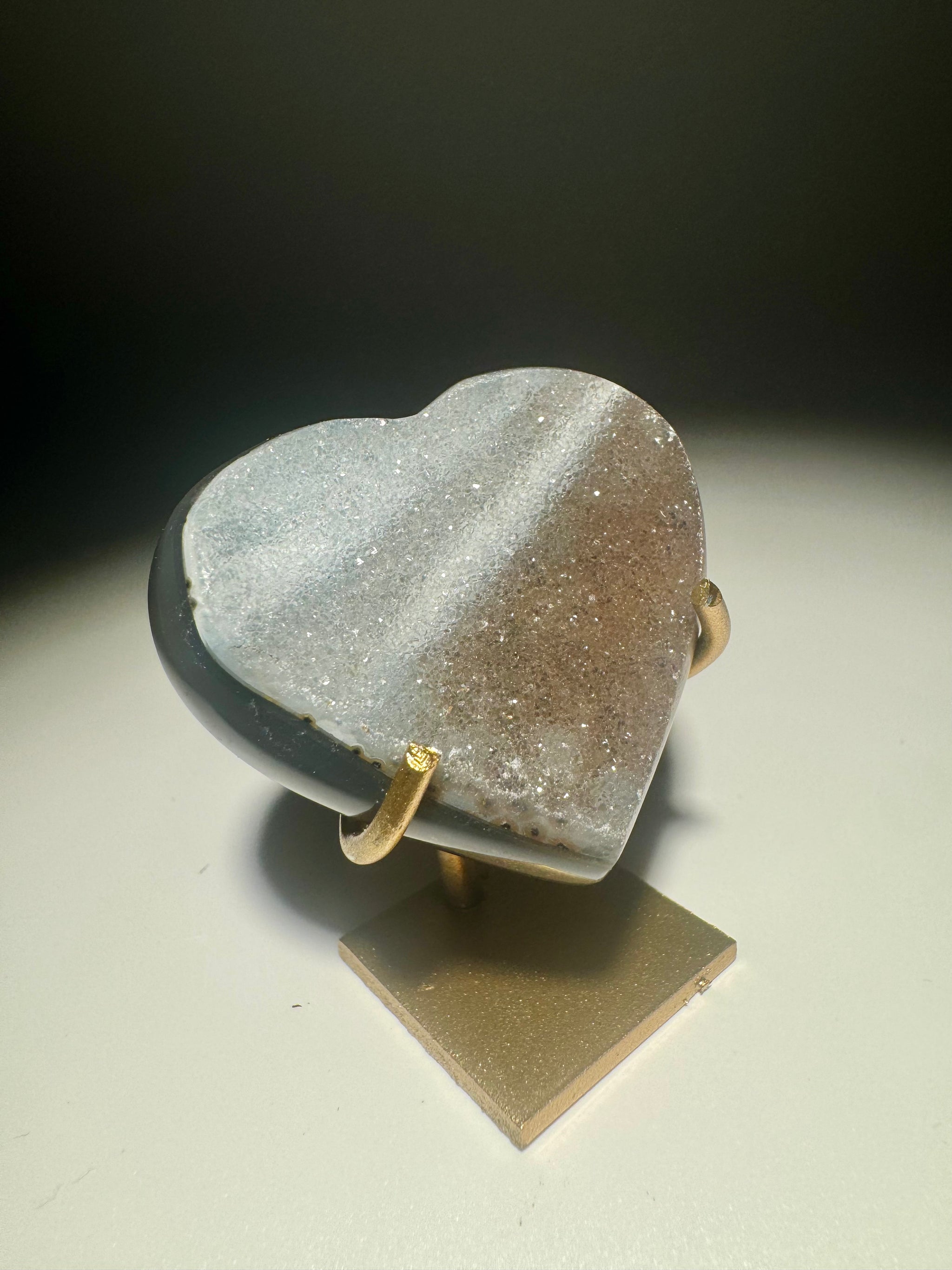 Mini Achat-Herz mit Galaxie-Effekt auf goldenem Ständer – Brasilien Unikat